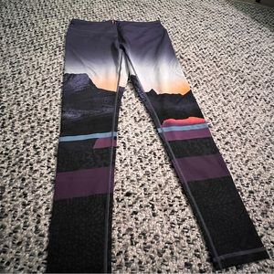 Desert mountain leggings by LUCY - Large, New without tags
